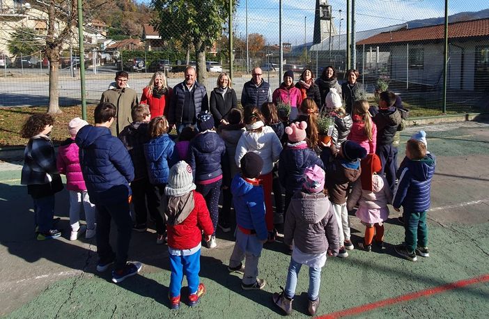 La festa dell'albero a Pagno con i bambini della scuola primaria e dell'infanzia La festa dell'albero a Pagno con i bambini della scuola primaria e dell'infanzia
