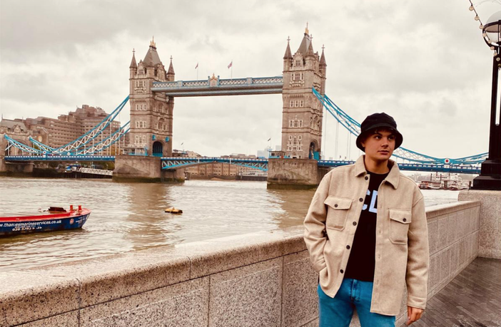 Alex Ocelli davanti alla Tower Bridge