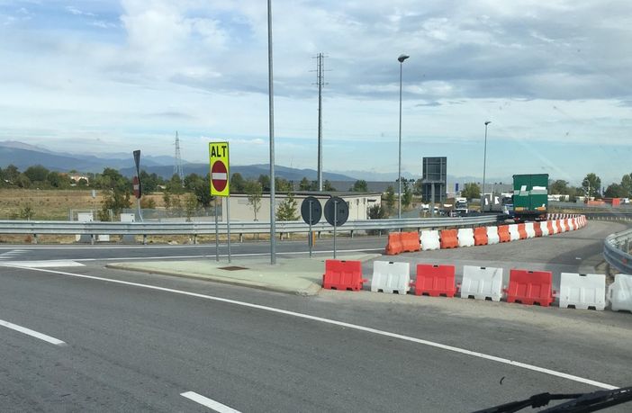 Tir contromano all'imbocco dell'Asti-Cuneo, alla rotonda del Miac