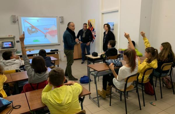 L’Aci Cuneo, Sara Assicurazioni di Cuneo e Lions Club Busca e Valli insegnano nelle scuole di Busca come comportarsi in bici sulla strada