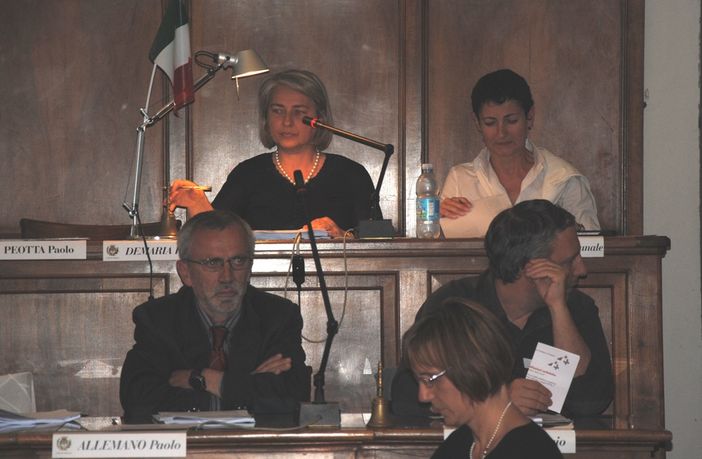 Un'istantanea dell'ultimo Consiglio Comunale con, in primo piano, il sindaco Paolo Allemano
