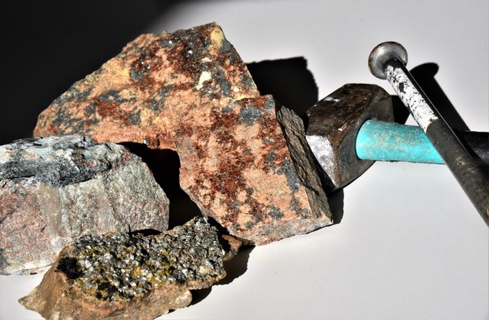 Prelevava illegalmente materiale roccioso nel Parco del Monviso: denunciato e sanzionato dai guardiaparco Prelevava illegalmente materiale roccioso nel Parco del Monviso: denunciato e sanzionato dai guardiaparco