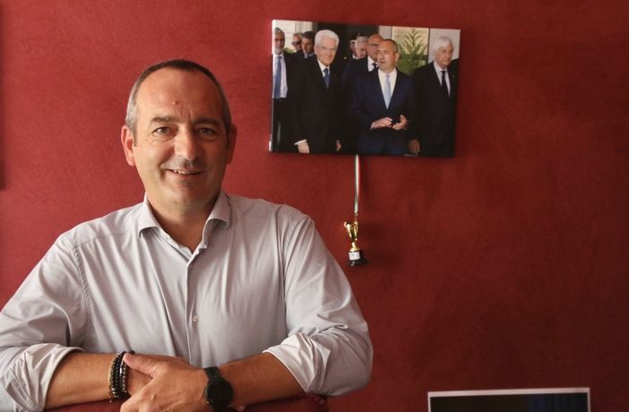 Luca Serale nell'ufficio dell'Assessorato ai Lavori Pubblici Luca Serale nell'ufficio dell'Assessorato ai Lavori Pubblici