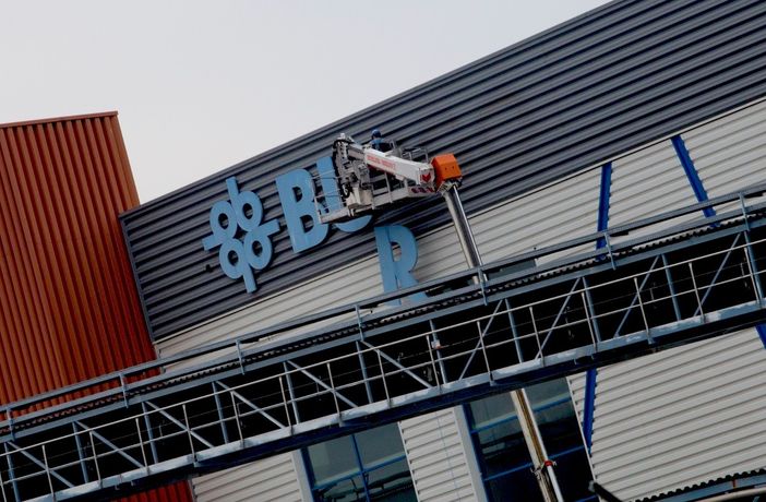 Gli operai smontano l'insegna "Burgo" - Foto di Daniele Caponnetto