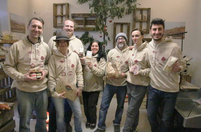 Alcuni dei titolari delle sei aziende di "Intrecci" con i loro prodotti di qualità