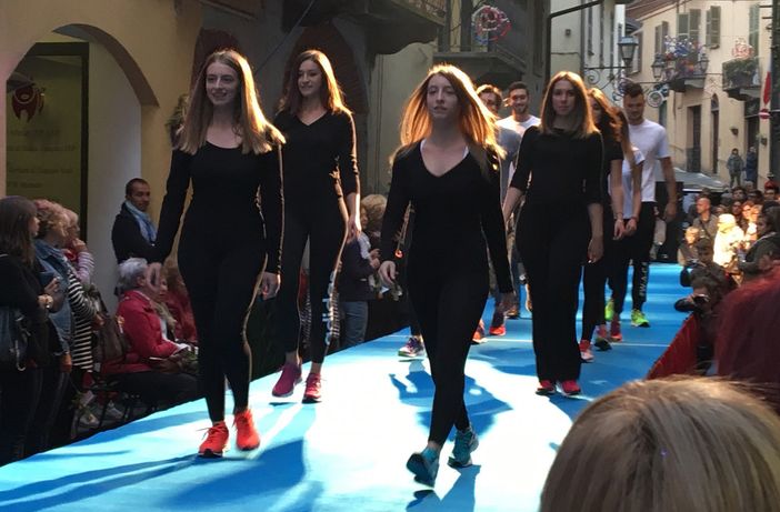 Successo per la sfilata di moda organizzata dai negozi di via Gualtieri