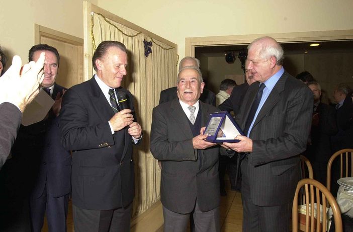 La premiazione di Antonio Fariello nel 2002 La premiazione di Antonio Fariello nel 2002