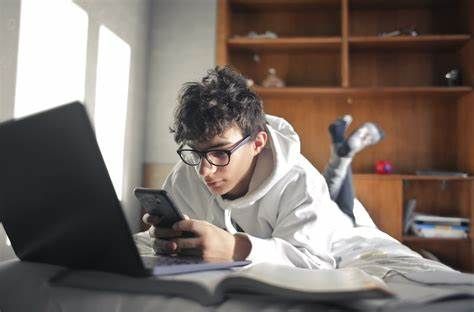 Alba, la psicopedagogista Barbara Tamborini racconta "il genitore che serve nell’era digitale" Alba, la psicopedagogista Barbara Tamborini racconta "il genitore che serve nell’era digitale"
