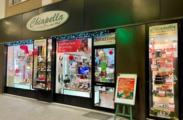 Da Chiapella dal 1963 il Natale profuma di casa: nel negozio di corso Galileo Ferraris tante idee regalo, tutte bellissime