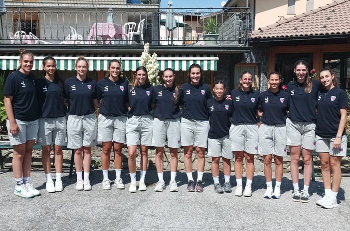 Le dodici ragazze del Mondovì Volley