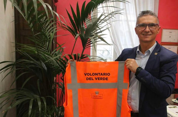 L'assessore Demichelis con la pettorina dei volontari del verde