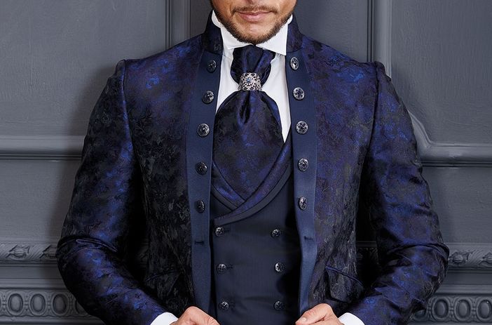 Con l'abito sposo damascato l'eleganza si fa disinvolta Con l'abito sposo damascato l'eleganza si fa disinvolta