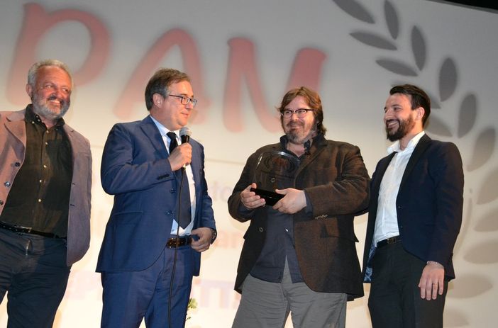L'attore Battiston premiato sul palco del cinema Lux di Busca