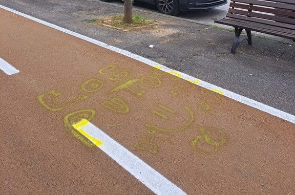 Un tratto della ciclabile imbrattato Un tratto della ciclabile imbrattato