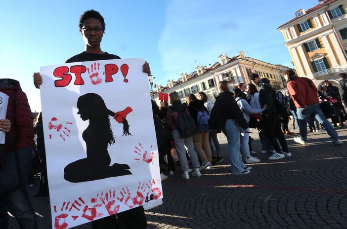 Centinaia di studenti del Grandis manifestano contro la violenza di genere: “Teniamo alta l'attenzione” [FOTO E VIDEO]