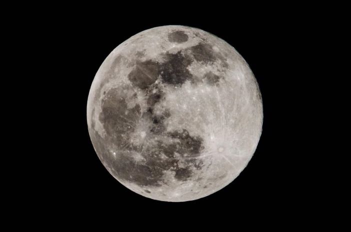 In questo scatto di Enrico Ruggeri, datato 20 febbraio 2019, la prima superluna dell'anno