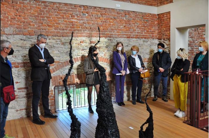 Nella foto la Sindaca di Barge Prof.ssa Piera Comba, la Vice Sindaca Avv. Nadia Beltramo, il Presidente dell’ANGI Associazione Nuova Generazione Italo-Cinese Sig. Chen Ming, il Consigliere della Fondazione CRC Prof. Michele Antonio Fino e altri intervenuti all’inaugurazione.