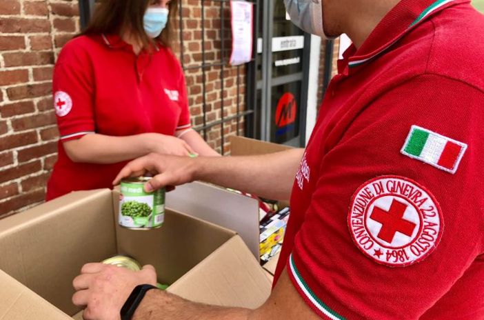 Un momento della raccolta alimentare 2021 (Foto Facebook CRI Peveragno)