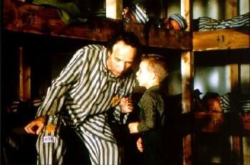 Un'immagine tratta dal fil di Roberto benigni "La vita è bella"