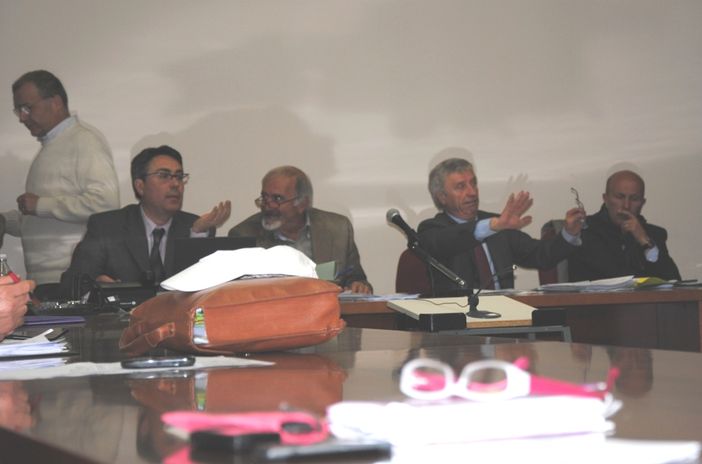 Il tavolo della presidenza della Comunità montana