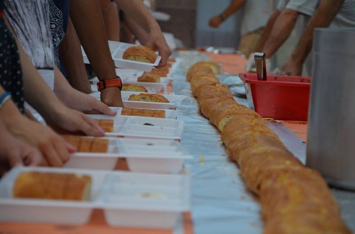 Cervere, una serata canonica fra pane, aglio e comicità Cervere, una serata canonica fra pane, aglio e comicità