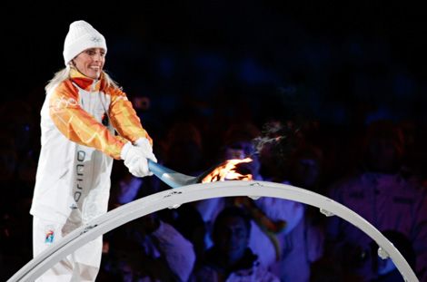 Stefania Belmondo con la Fiaccola Olimpica accende il braciere di Torino 2006