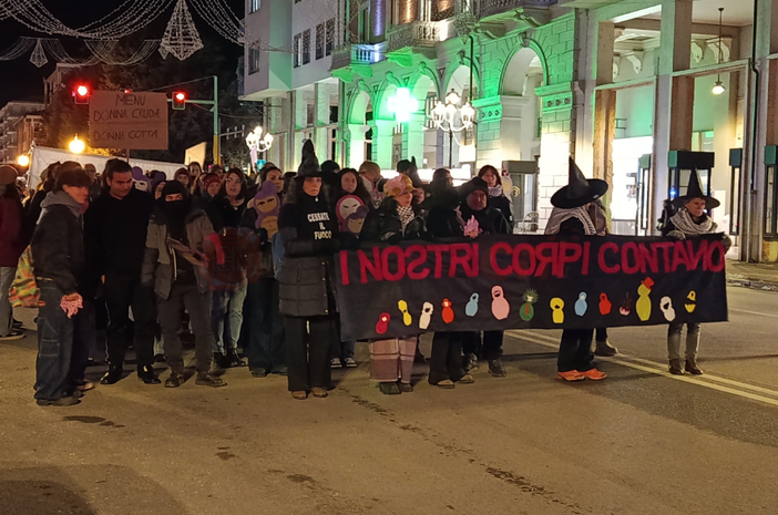 Cuneo in piazza contro la violenza sulle donne: un centinaio di persone in corteo con Non Una di Meno [VIDEO E FOTO]