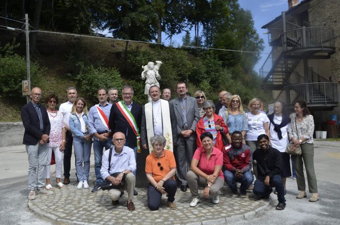 Il vescovo di Saluzzo Cristiano Bodo tra il sindaco Marco Gallo e il rettore del Santuario di Valmala don Federico Riba e le autorità intervenute alla benedizione della statua