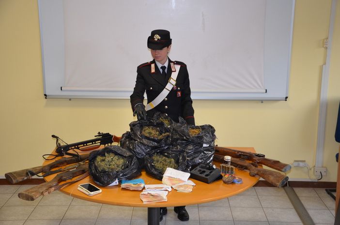 Il "cerca metalli" del 32° genio guastatori di Fossano scoprono armi e droga