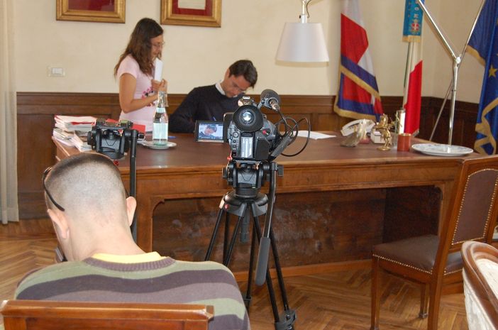 Un momento delle riprese nello studio del sindaco