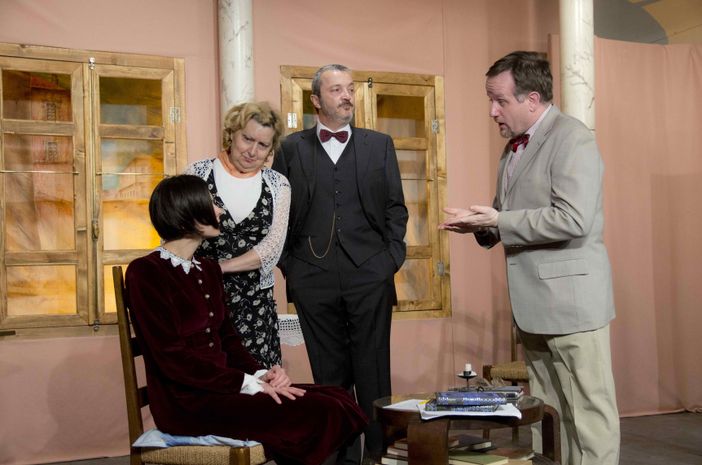 Teatro del Marchesato: la Compagnia La Scossa veste "Gli ignudi"