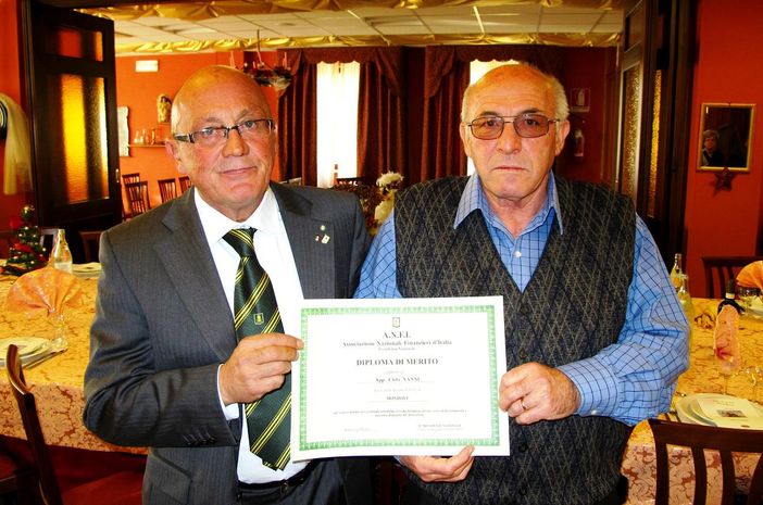 La consegna del diploma di merito a Nanni Cleto