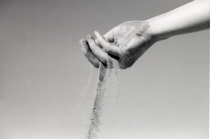 Trovato a terra agonizzante dalla madre in un appartamento di Alba: probabilmente la droga la causa della morte di un 30enne