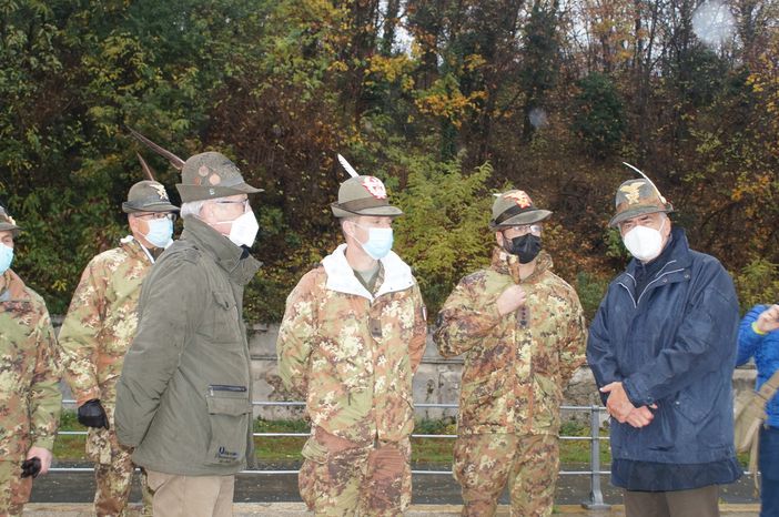 Gli Ufficiali insieme al Presidente del memoriale Aldo Meinero