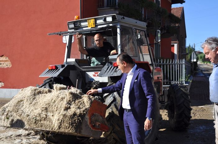Mezzi al lavoro in mattinata nel centro roerino colpito dalla violenta grandinata di ieri sera