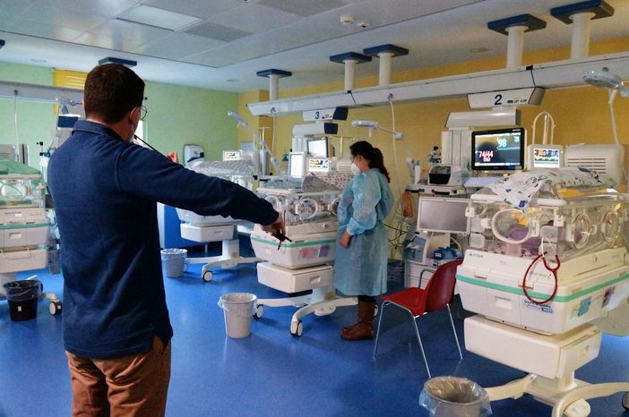 La visita di un violinista nel reparto TIN dell'ospedale cuneese La visita di un violinista nel reparto TIN dell'ospedale cuneese