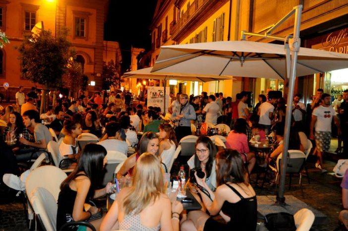 Nei venerdì di luglio Alba torna ad animarsi con le serate musicali di "Back to the Fridays" Nei venerdì di luglio Alba torna ad animarsi con le serate musicali di "Back to the Fridays"