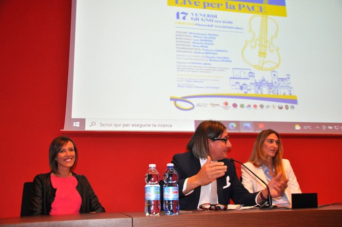 La serata musicale è stata presentata ieri nell’auditorium di Banca di Cherasco. Nella foto l'ideatore Claudio e le cantanti Silvia Mina (a sinistra) e Michelle Ruata