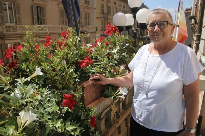 La sindaca Manassero sul balcone del Palazzo comunale La sindaca Manassero sul balcone del Palazzo comunale