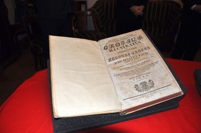 Stamattina la riconsegna dei volumi trafugati nelle mani del vescovo di Alba, monsignor Brunetti, al centro nella foto. Alla sua destra, il Comande provinciale dei Carabinieri, colonnello Pasquale Del Gaudio; alla sua sinistra il Comandante del Nucleo Tpc di Torino, tenente colonello Silvio Mele, e il Comandante della Compagnia Carabinieri di Alba, capitano Giovanni Ronchi