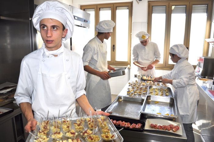 Gli allievi di Alba Accademia Alberghiera al lavoro durante il workshop di questa mattina