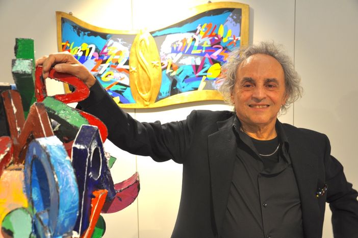 Il maestro Ugo Nespolo all'inaugurazione della mostra allestita a Palazzo Banca d'Alba