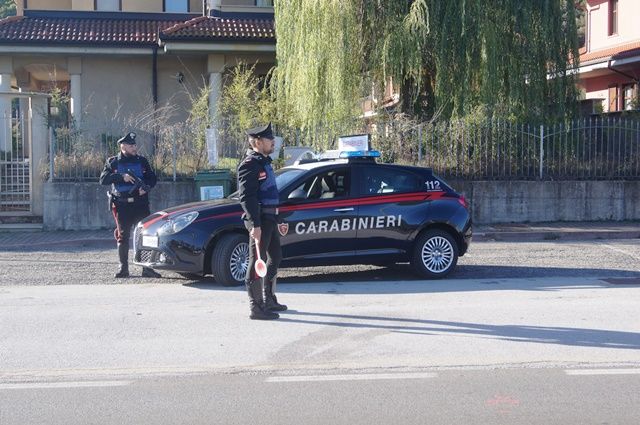 Uno dei posti di blocco dei Carabinieri sulle strade del Cuneese