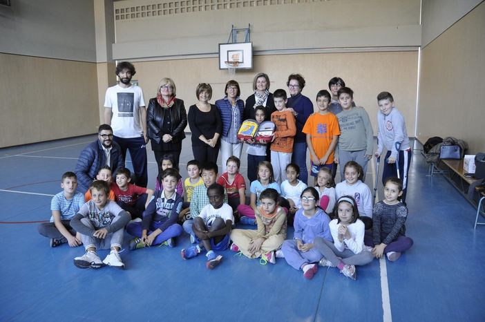 Saluzzo, consegna del defibrillatore dello Zonta club alla Scuola primaria Dalla Chiesa Saluzzo, consegna del defibrillatore dello Zonta club alla Scuola primaria Dalla Chiesa