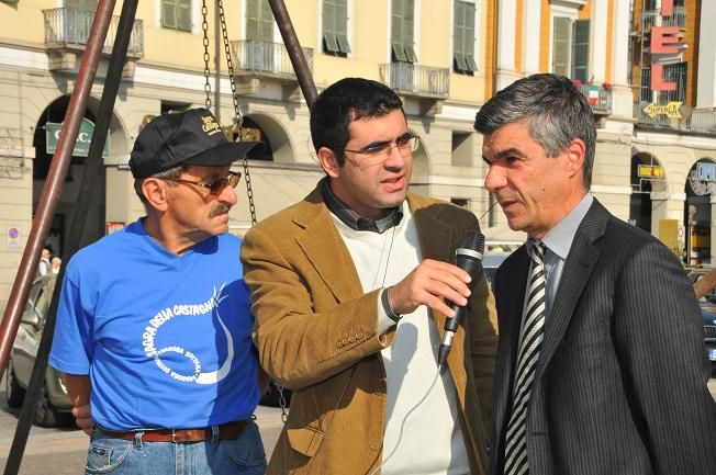 L'inviato Rai mentre intervista il dirigente Giraudo (Foto Teresa Maineri)