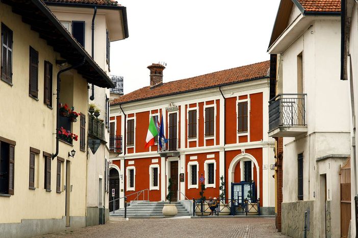 Casa vacanze, rifiuti e il Bosco del Merlino: la minoranza interroga la giunta a Caramagna