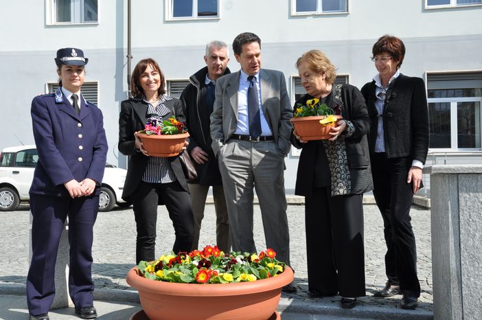 I primi fiori coltivati al carcere di Cuneo sono stati donati a Gianna Gancia e a Licia Viscusi