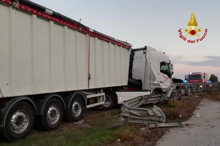 Tir contro il guardrail sulla Bovesana, soccorsi al lavoro e traffico in tilt