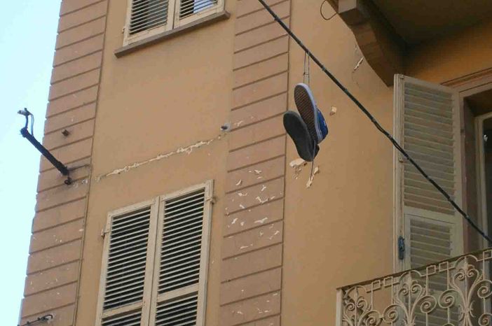 Shoefiti a Cuneo: scarpe artistiche, appese tra terra e cielo