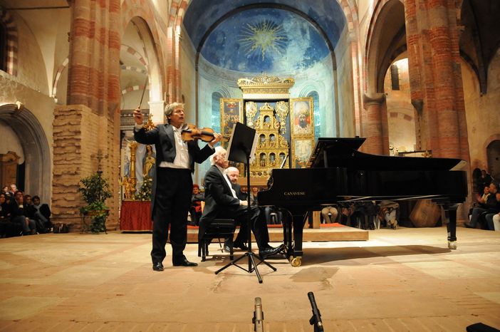 Uto Ughi torna a riempire di musica e bellezza l'Abbazia di Staffarda